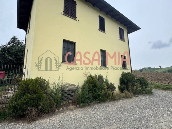 casa indipendente in vendita ad Alta Val Tidone in zona Trevozzo