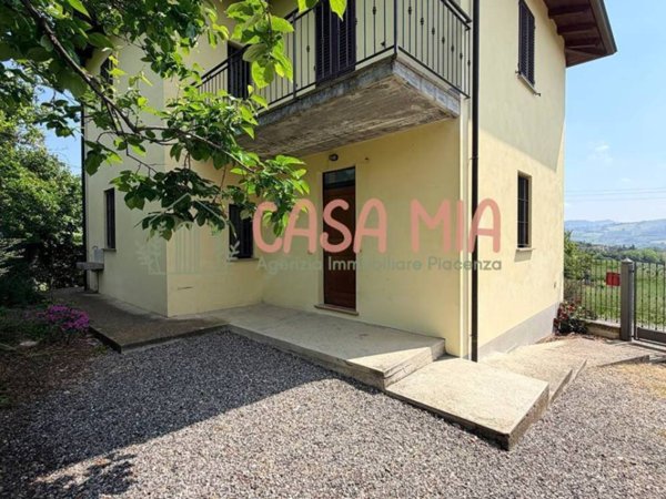 casa indipendente in vendita ad Alta Val Tidone in zona Trevozzo