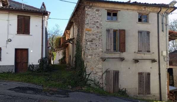casa indipendente in vendita ad Alta Val Tidone in zona Moncasacco
