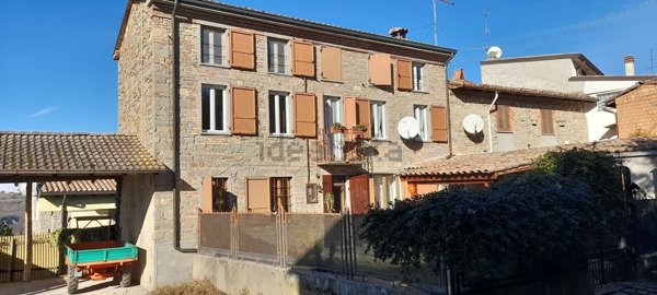 casa indipendente in vendita ad Alta Val Tidone in zona Nibbiano