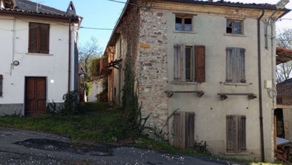 appartamento in vendita ad Alta Val Tidone in zona Moncasacco