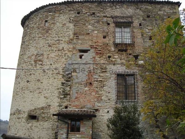casale in vendita ad Alta Val Tidone in zona Nibbiano