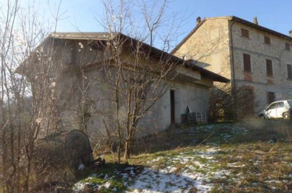 casa indipendente in vendita ad Alta Val Tidone in zona Caminata