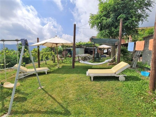 casa indipendente in vendita ad Alta Val Tidone in zona Nibbiano
