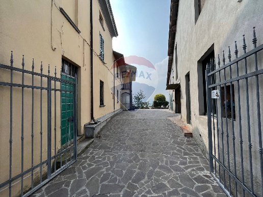 casa indipendente in vendita ad Alta Val Tidone in zona Genepreto