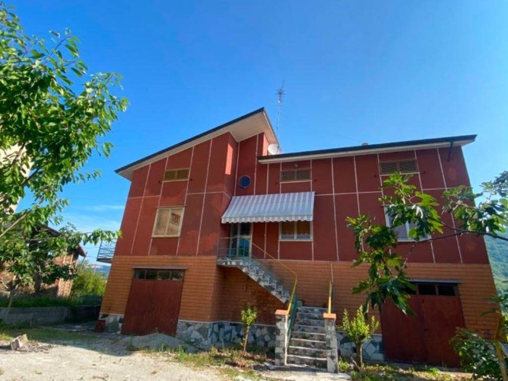 casa indipendente in vendita ad Alta Val Tidone