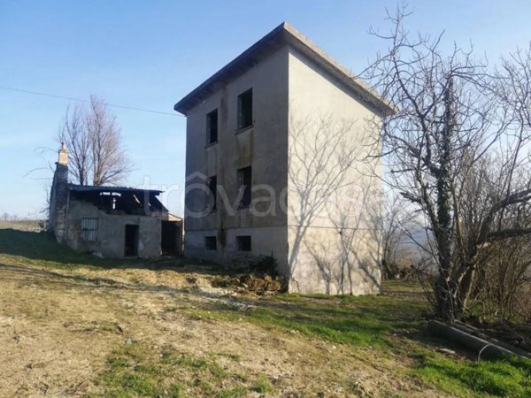 casa indipendente in vendita ad Alta Val Tidone in zona Nibbiano
