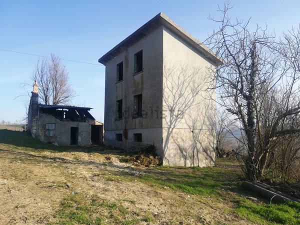 casa indipendente in vendita ad Alta Val Tidone in zona Nibbiano