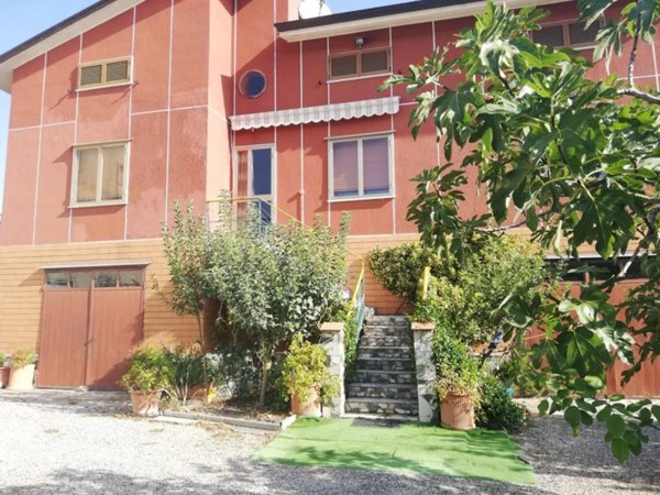 casa indipendente in vendita ad Alta Val Tidone in zona Nibbiano