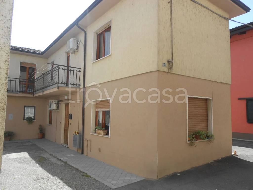 casa indipendente in vendita ad Alta Val Tidone