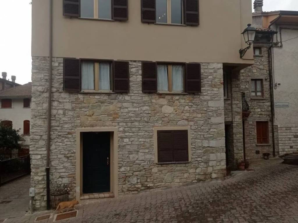 casa indipendente in vendita ad Alta Val Tidone in zona Cicogni