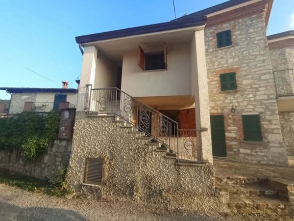 casa indipendente in vendita ad Alta Val Tidone in zona Nibbiano