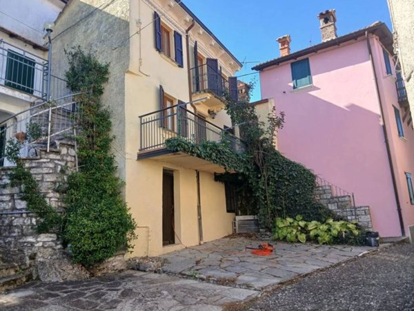 casa indipendente in vendita ad Alta Val Tidone in zona Praticchia