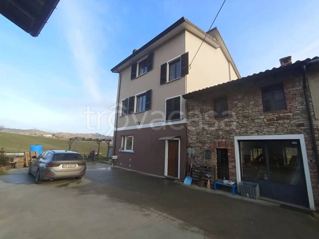 casa indipendente in vendita ad Alta Val Tidone in zona Trevozzo