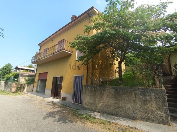 casa indipendente in vendita ad Alta Val Tidone