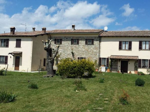 casa indipendente in vendita ad Alta Val Tidone in zona Nibbiano