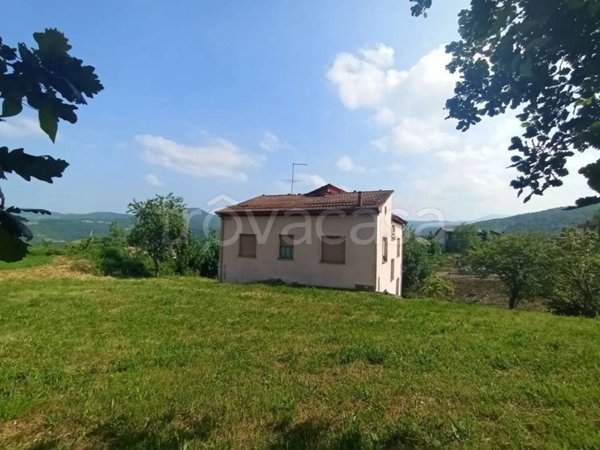 casa indipendente in vendita ad Alta Val Tidone