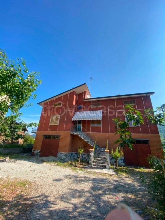 casa indipendente in vendita ad Alta Val Tidone