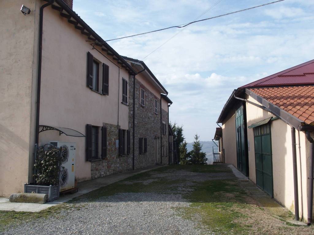 casa indipendente in vendita ad Alta Val Tidone in zona Nibbiano