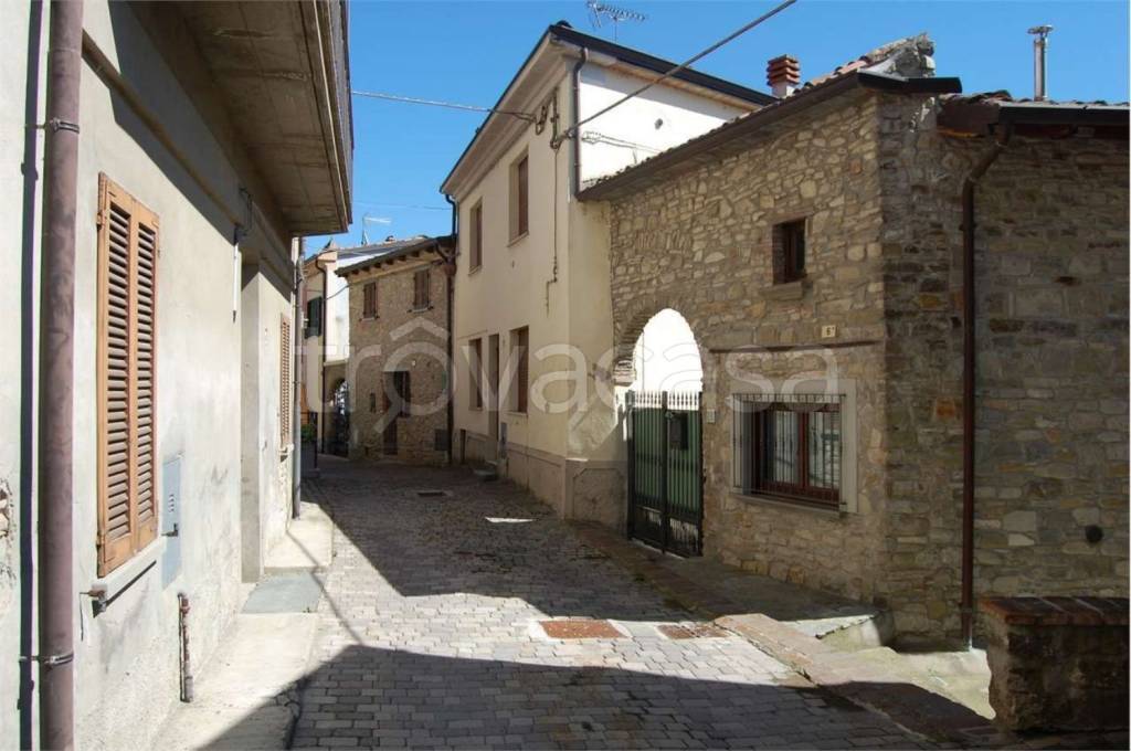 casa indipendente in vendita ad Alta Val Tidone in zona Caminata