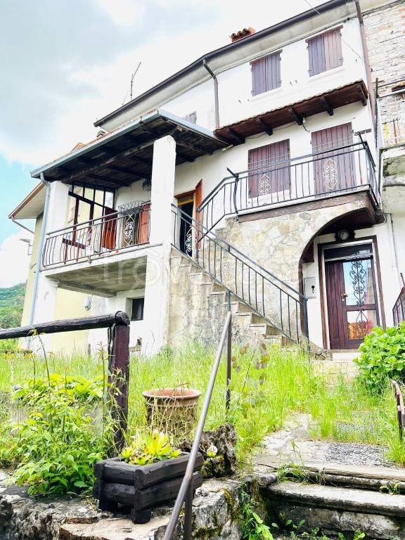 appartamento in vendita ad Alta Val Tidone in zona Praticchia