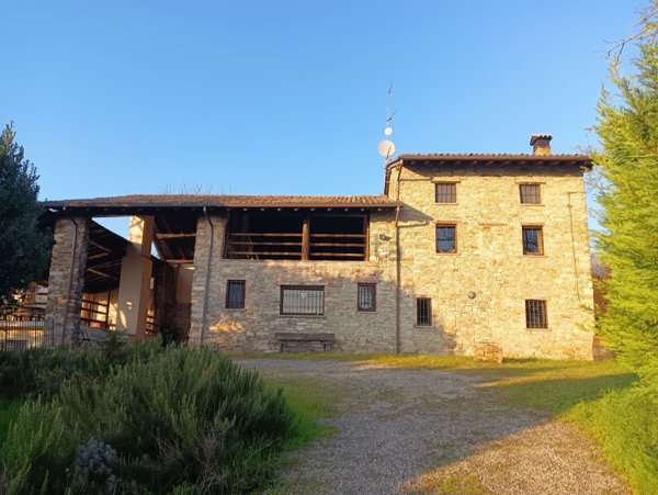 casale in vendita ad Alta Val Tidone in zona Nibbiano
