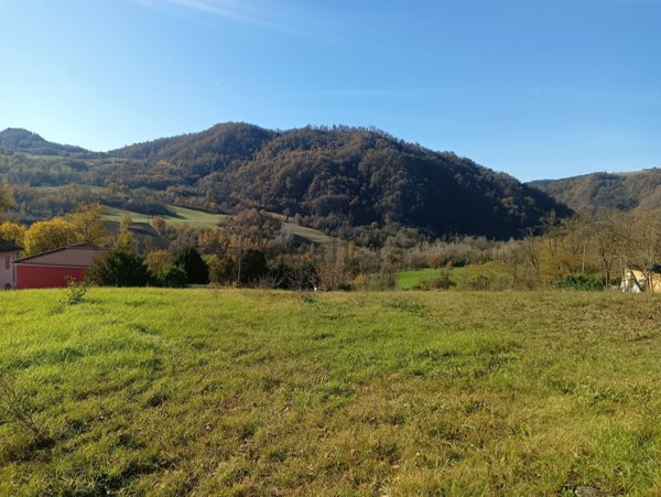 terreno edificabile in vendita ad Alta Val Tidone in zona Caminata
