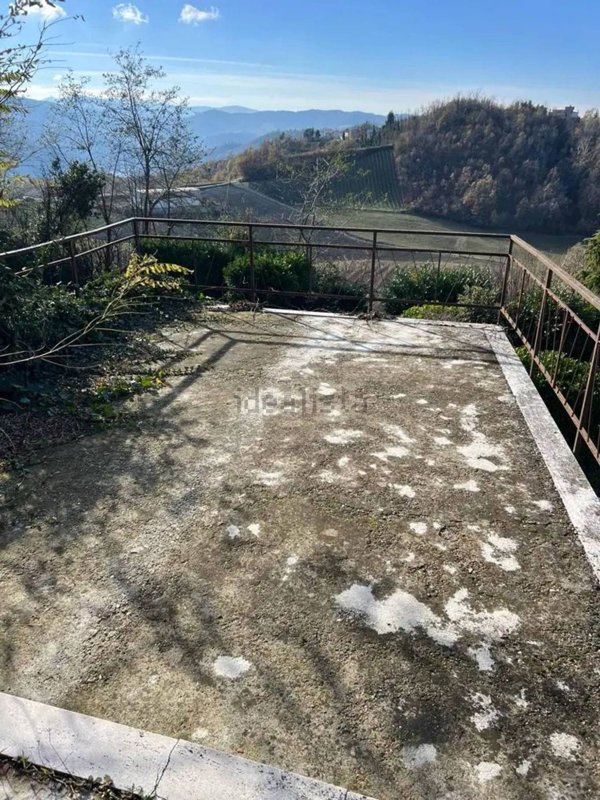 casa indipendente in vendita ad Alta Val Tidone in zona Caminata