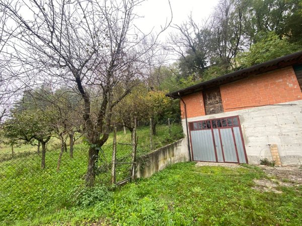 casa indipendente in vendita ad Alta Val Tidone in zona Marzonago