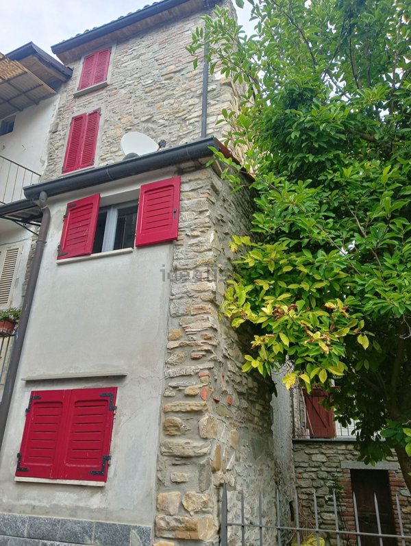 casa indipendente in vendita ad Alta Val Tidone in zona Nibbiano