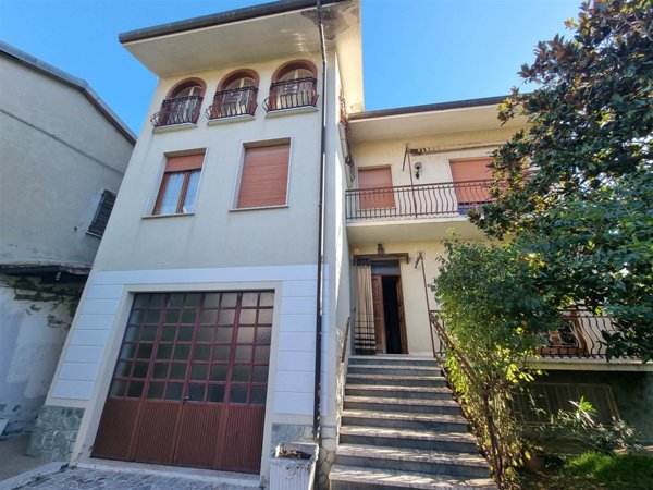 casa indipendente in vendita ad Alta Val Tidone in zona Nibbiano