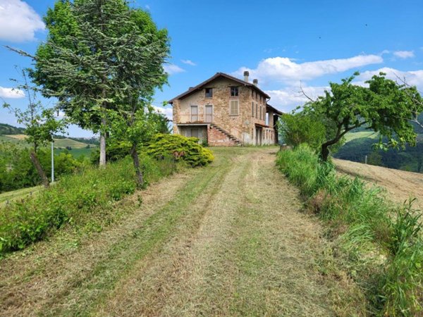 casa indipendente in vendita ad Alta Val Tidone