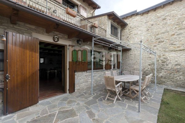 casale in vendita ad Alta Val Tidone in zona Caminata