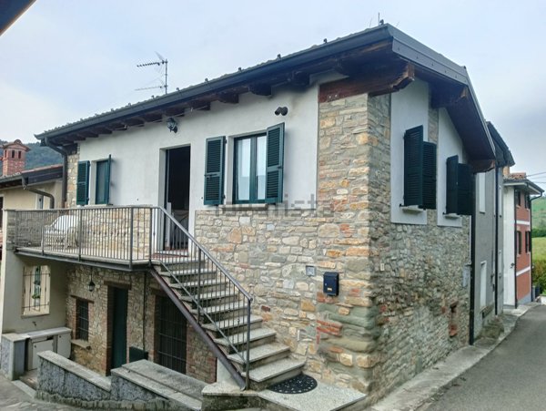 casa indipendente in vendita ad Alta Val Tidone in zona Caminata