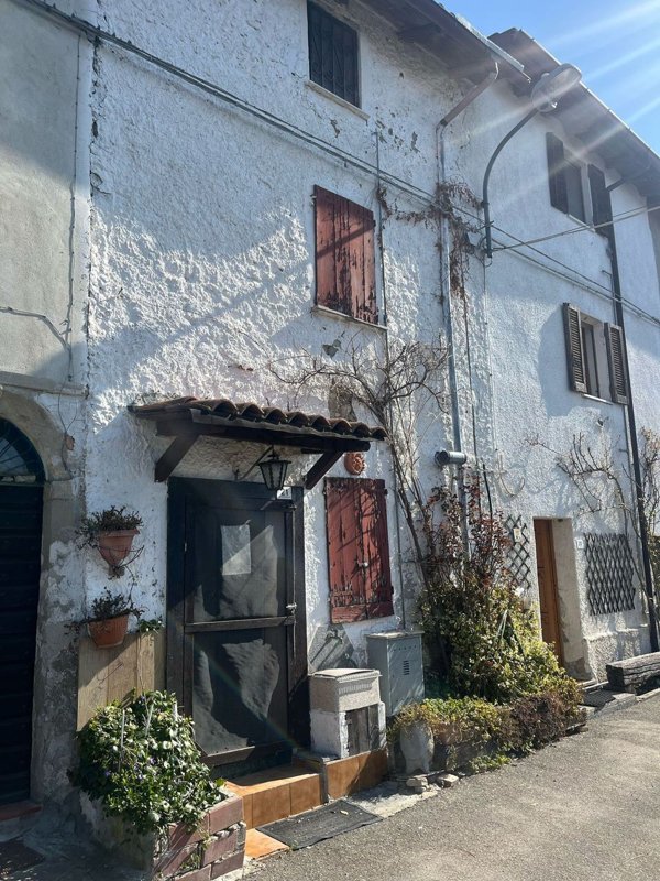 appartamento in vendita ad Alta Val Tidone in zona Moncasacco