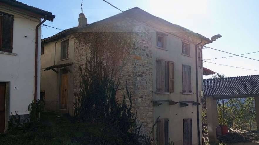 casa indipendente in vendita ad Alta Val Tidone in zona Caminata