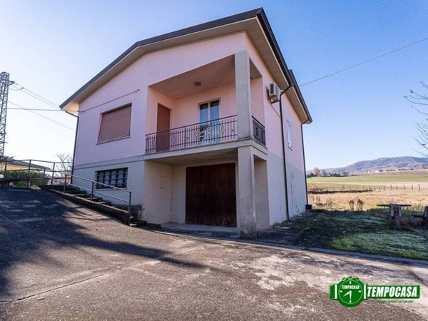 casa indipendente in vendita ad Alta Val Tidone in zona Trevozzo