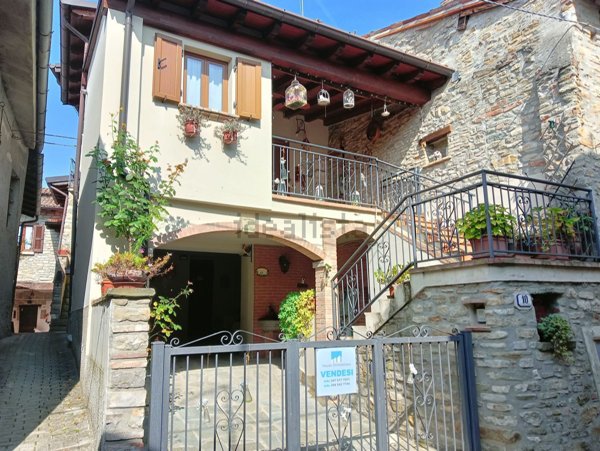 casa indipendente in vendita ad Alta Val Tidone in zona Caminata