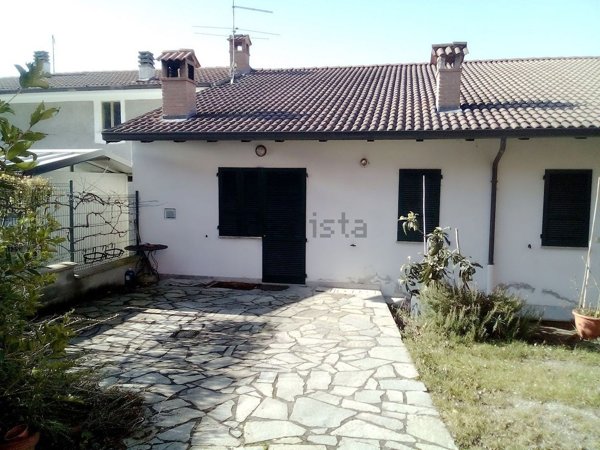 casa indipendente in vendita ad Alta Val Tidone in zona Cicogni