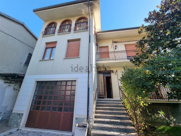 casa indipendente in vendita ad Alta Val Tidone in zona Nibbiano
