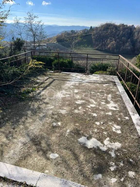 casa indipendente in vendita ad Alta Val Tidone in zona Caminata