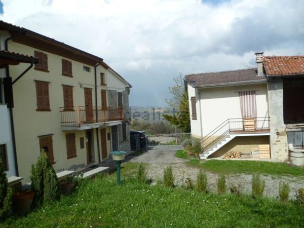 casa indipendente in vendita ad Alta Val Tidone in zona Nibbiano