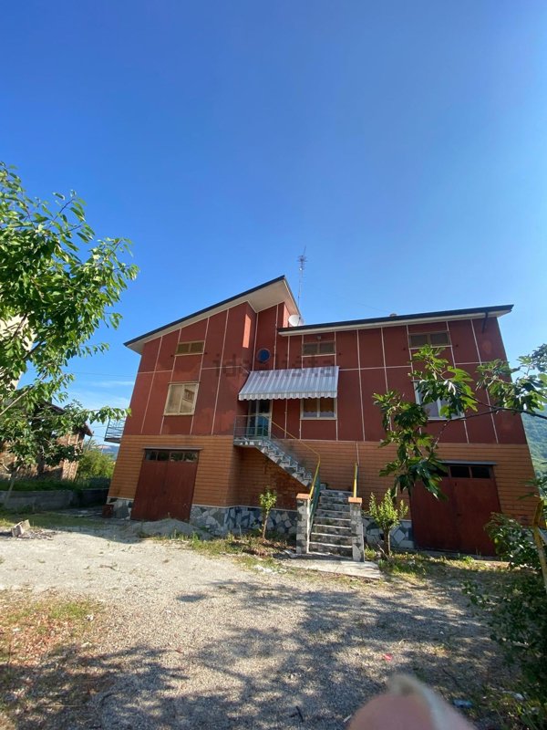 casa indipendente in vendita ad Alta Val Tidone