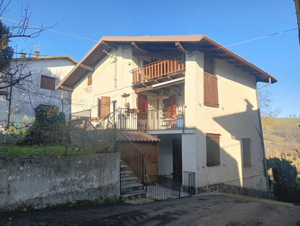 casa indipendente in vendita ad Alta Val Tidone in zona Nibbiano