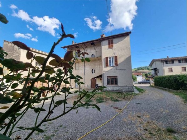 casa indipendente in vendita ad Alta Val Tidone in zona Trevozzo