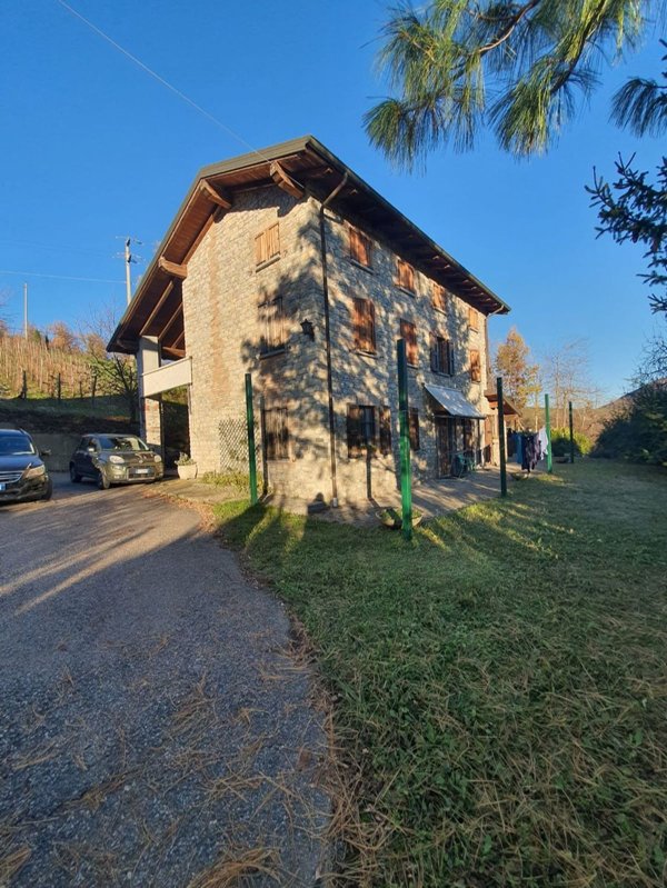 casale in vendita ad Alta Val Tidone in zona Caminata