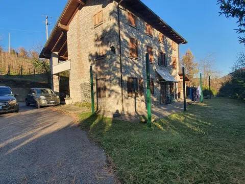 casa indipendente in vendita ad Alta Val Tidone in zona Caminata