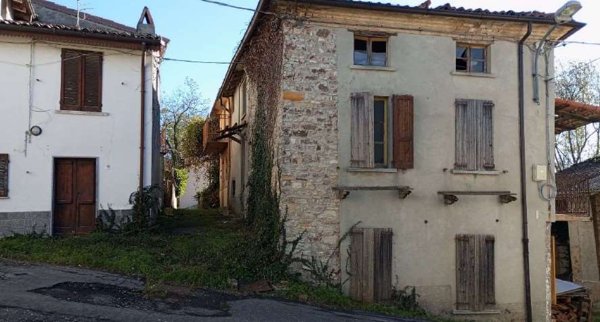 casa indipendente in vendita ad Alta Val Tidone in zona Moncasacco