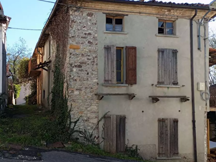 casa indipendente in vendita ad Alta Val Tidone in zona Moncasacco