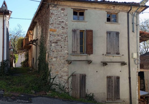 casa indipendente in vendita ad Alta Val Tidone in zona Moncasacco